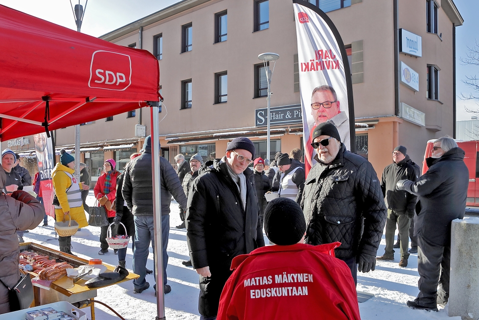 Puoluesihteeri Antton Rönnholm ja seinäjokelainen Jorma Viitamäki keskustelivat puolueen vaaliteemoista.