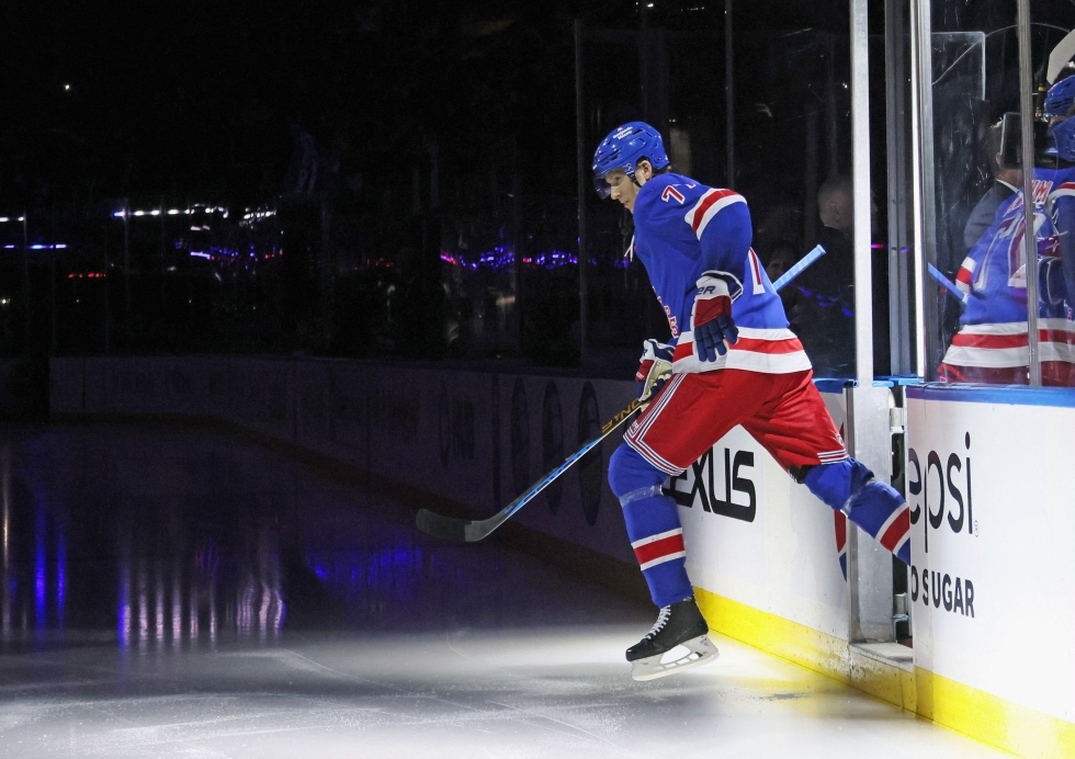 Niko Mikkola pääsi ensimmäistä kertaa jäälle New York Rangersin paidassa. LEHTIKUVA / AFP