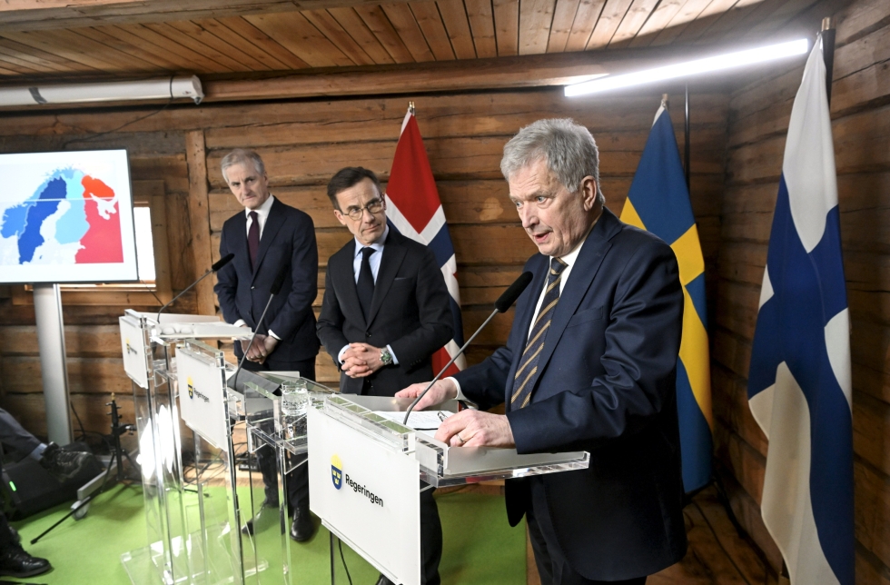 Sauli Niinistö tapasi Harpsundissa Ruotsin pääministerin Ulf Kristerssonin ja Norjan pääministerin Jonas Gahr Stören. LEHTIKUVA / MARKKU ULANDER