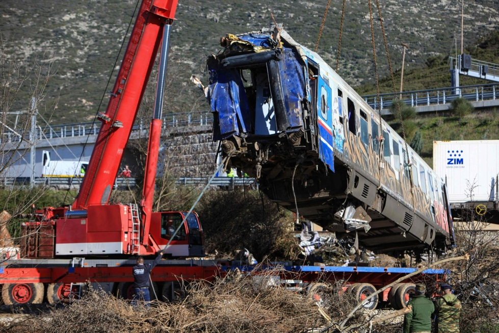 Lähes 60 ihmistä sai surmansa, kun matkustajajuna ja tavarajuna törmäsivät tiistaina Ateenan ja Thessalonikin kaupungin välisellä rataosuudella. Junaturma on tuhoisin Kreikan historiassa. LEHTIKUVA/AFP