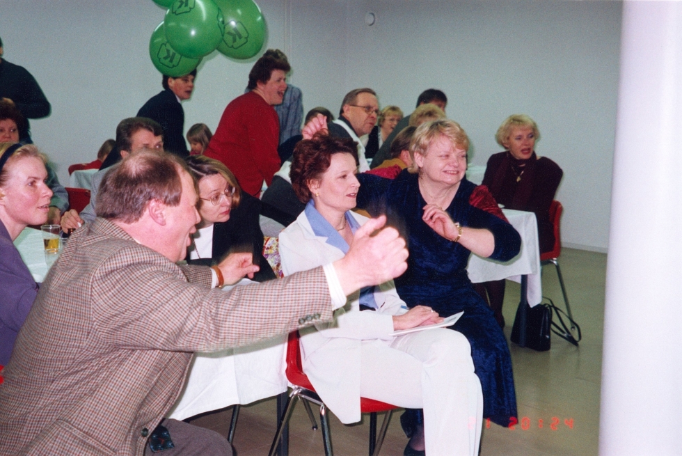 Anneli Jäätteenmäki tukijoidensa kanssa juhlimasta eduskuntavaalien 1999 tulosta. Mukana ilossa Pekka Hella, Annelin sisar Sinikka sekä Kirsti Kallio.
