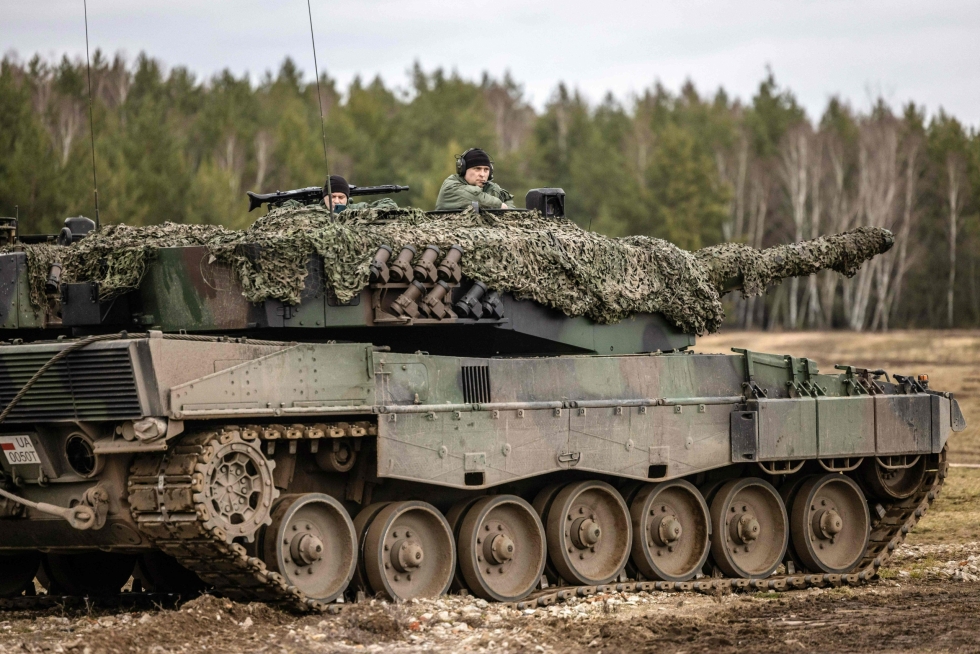 Puola kertoi torstaina toimittaneensa Ukrainaan kymmenen Leopard 2 -taistelupanssarivaunua lisää. Kuva puolalaisista ja ukrainalaisista sotilaista helmikuussa pidetyistä harjoituksista Swietoszowista puolasta. LEHTIKUVA/AFP