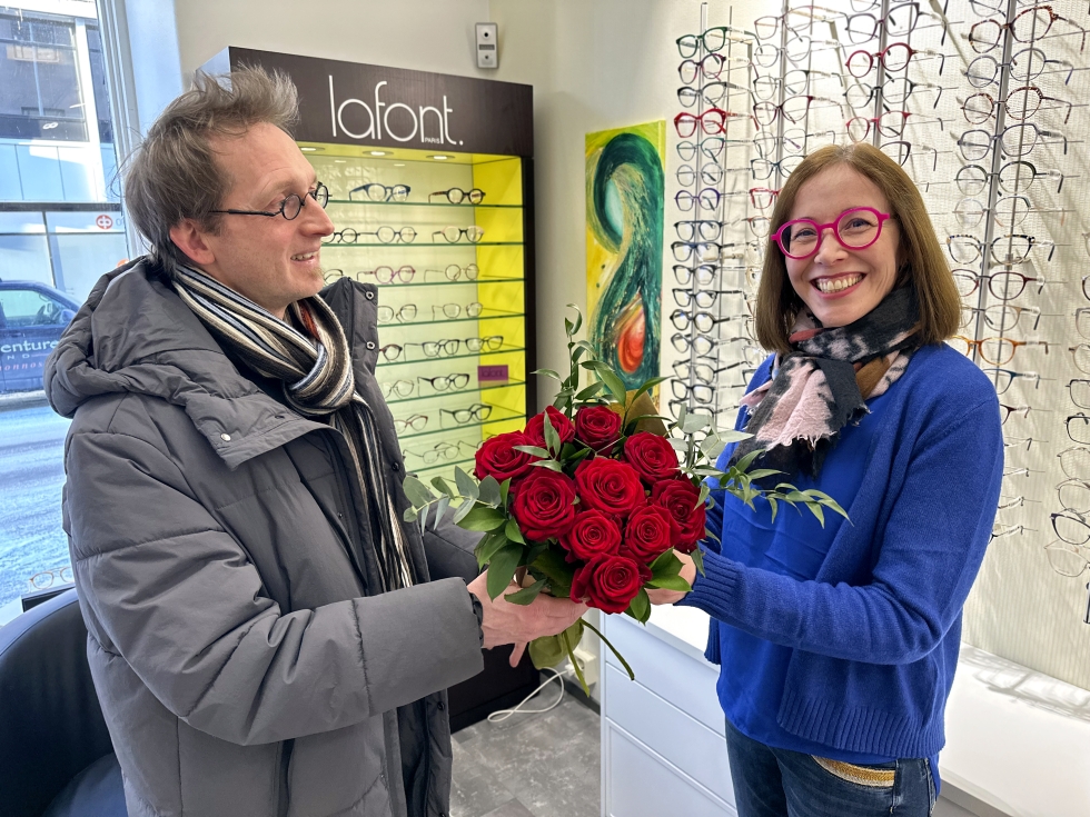 Ulla Alatalo vastaanotti naistenpäivän ruusut Tero Hautamäeltä. Alatalo välitti kukat eteenpäin Anne Kevätjoelle, jonka maalaama taulu näkyy taustalla. 