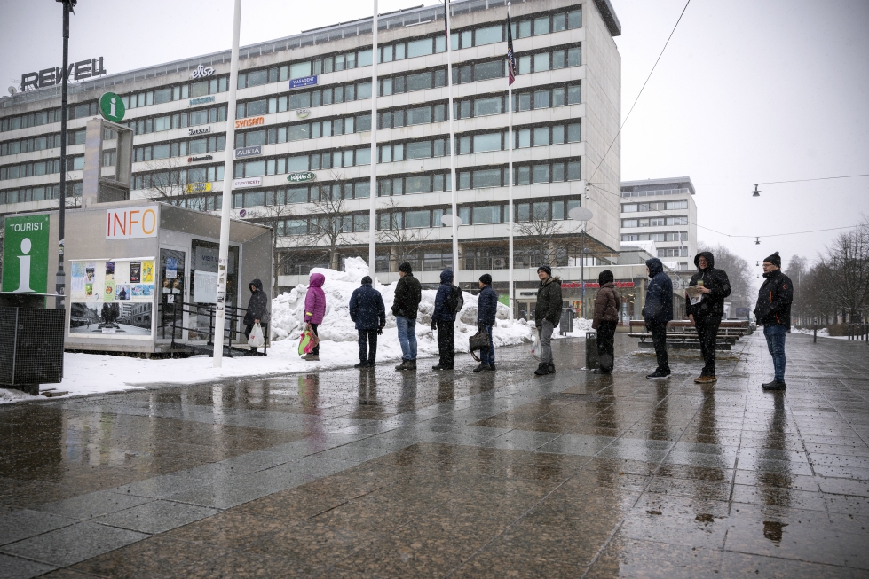 Ennakkoäänestys alkoi keskiviikkona. Ihmiset odottivat räntäsateessa Visit Vaasa infopisteen luona äänestyspisteen aukeamista.