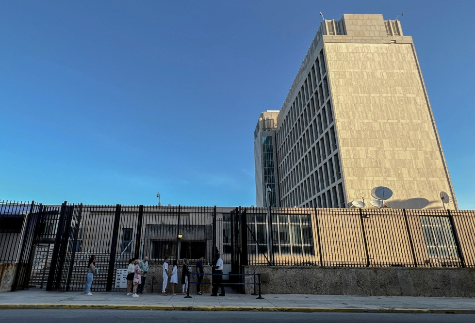 USA:n tiedusteluvirastot kertovat pitävänsä erittäin epätodennäköisenä sitä, että jokin vieras valtio olisi aiheuttanut yhdysvaltalaisia lähetystötyöntekijöitä piinanneet salaperäiset oireet. Kuvassa USA:n suurlähetystö Kuuban Havannassa. LEHTIKUVA/AFP