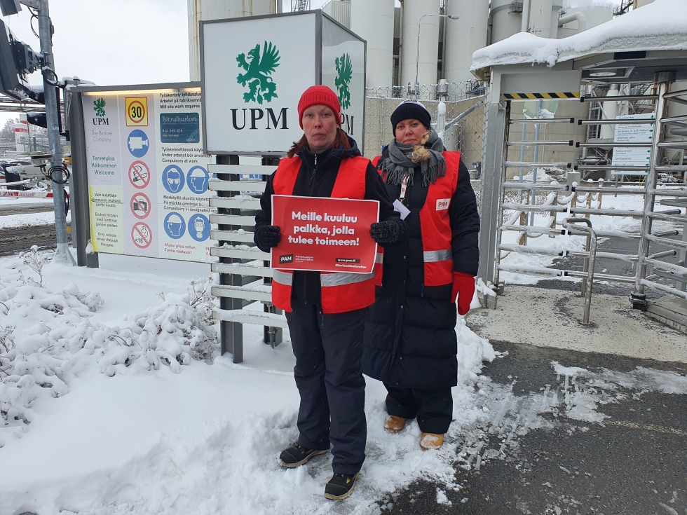 PAMin aluepäällikkö Nina Kuitunen kävi tervehtimässä lakkovahtina ollutta Lisa Haglundia (edessä) torstaina UPM:n tehtaalla Pietarsaaressa.
