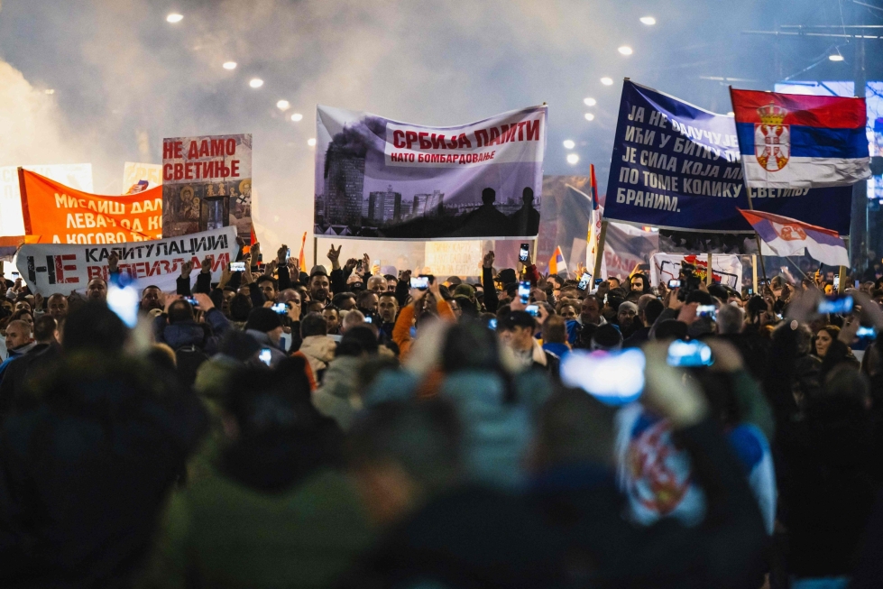 Belgradissa mielenosoittajien kantamissa banderolleissa oli Kosovon itsenäisyyttä vastustavien serbialaisnationalistien iskulauseita kuten "Ei antautumiselle!". LEHTIKUVA / AFP