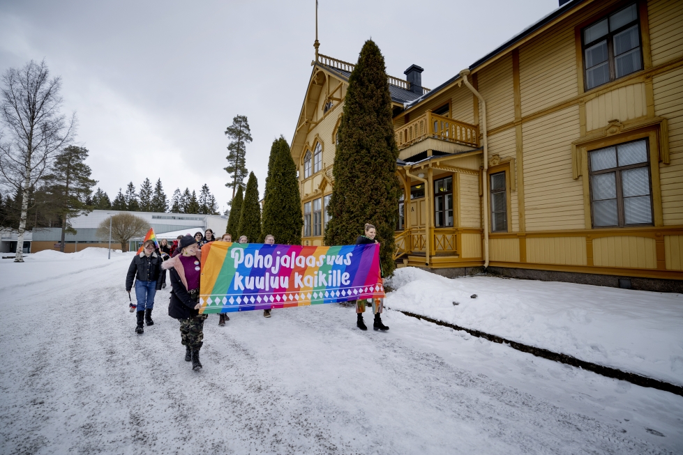 Värikäs kulkue julisti yhdenvertaisuuden sanomaa keskiviikon Ilmajoki Pride -tapahtumassa Etelä-Pohjanmaan opistolla. 