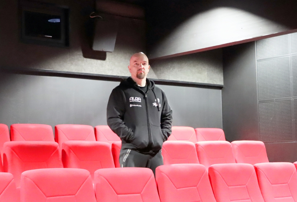 Urheilu on Tapio Peltokankaalle edelleen vain harrastus. Arki pyörii enimmäkseen perheyritystoiminnan, kuten elokuvateatteri Kino Kyntäjän ympärillä.