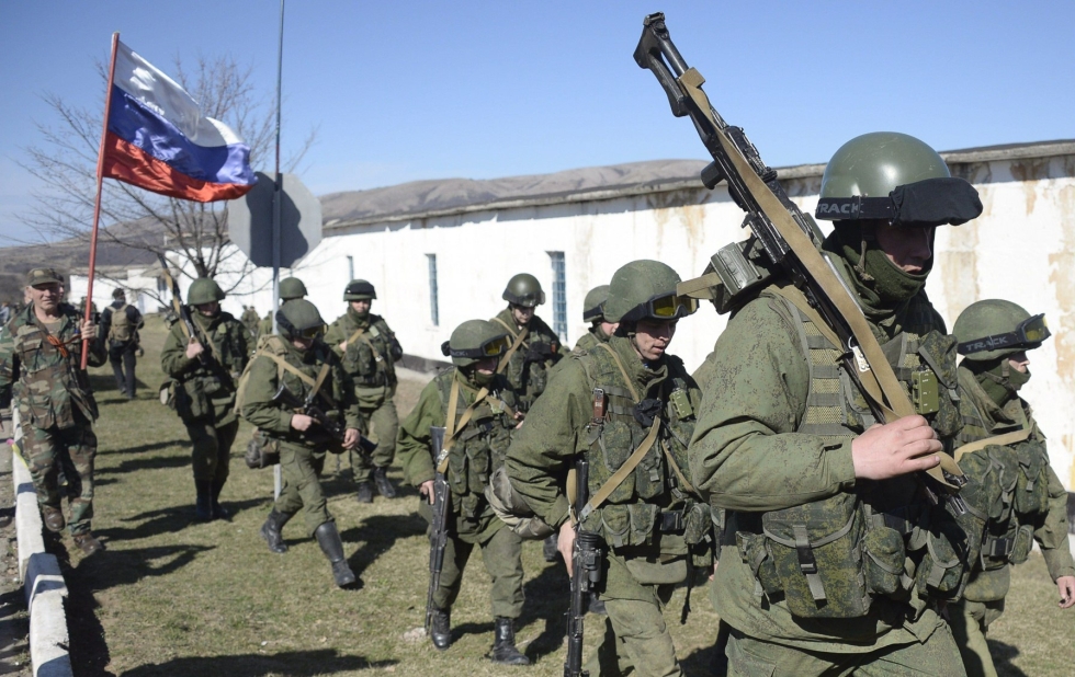 Venäjän linnoitushankkeet Krimillä voivat ISW:n mukaan kieliä siitä, ettei Venäjä ole varma kyvystään pitää hallussaan miehittämiään alueita Etelä-Ukrainassa pitkällä aikavälillä. Arkistokuvassa sotilaita Simferopolin lähistöllä. LEHTIKUVA/AFP