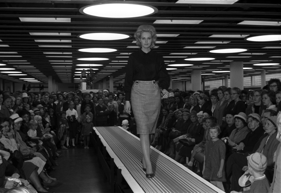Miss Suomi 1963 Marja-Liisa Ståhlberg esittelee vaatteita Vaasan Sokoksen muotinäytöksessä vuonna 1963.  