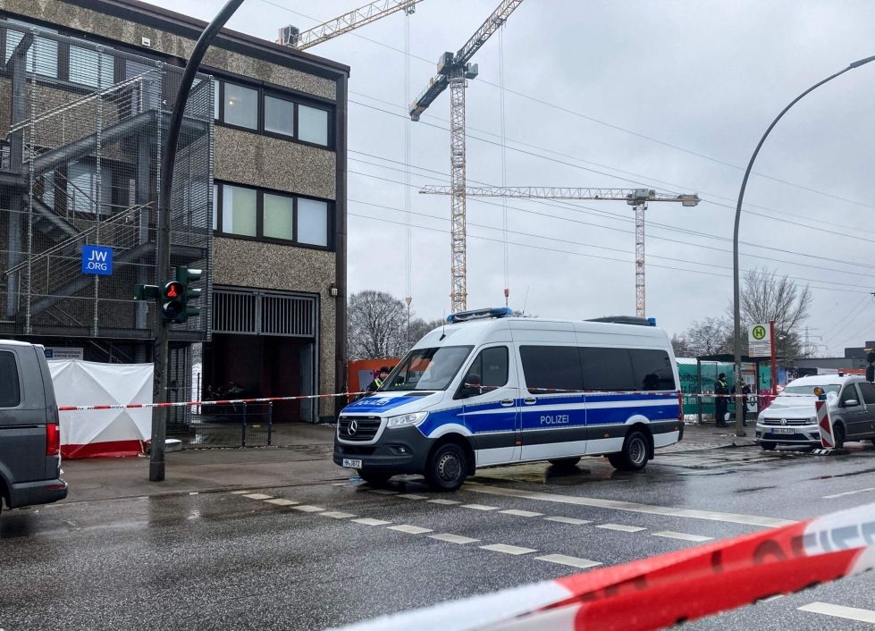 Saksalaislehti Spiegelin mukaan mies tunkeutui väkisin sisälle Grossborstelin kaupunginosassa sijaitsevaan rakennukseen, jossa oli menossa raamattupiiri. LEHTIKUVA/AFP