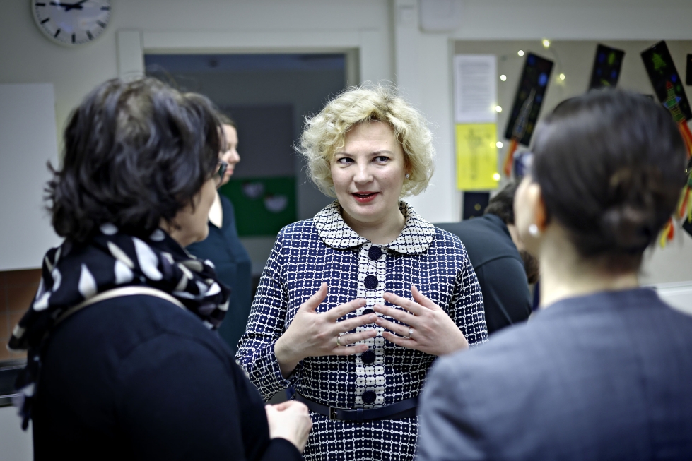 Ukrainan suurlähettiläs Olga Dibrova vieraili torstaina Seinäjoen Kivistön koulussa. Hän on kiitollinen suomalaisille opettajille ja pitää arvokkaana, että koulussa on myös ukrainankielinen ohjaaja.