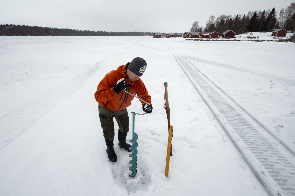 Michael Nordlund mittaa merijään paksuutta Vaasan seudulla. Sisäsaaristossa riittää vielä jäätä, mutta sitä on tavallista vähemmän ja jää on totuttua pehmeämpää.