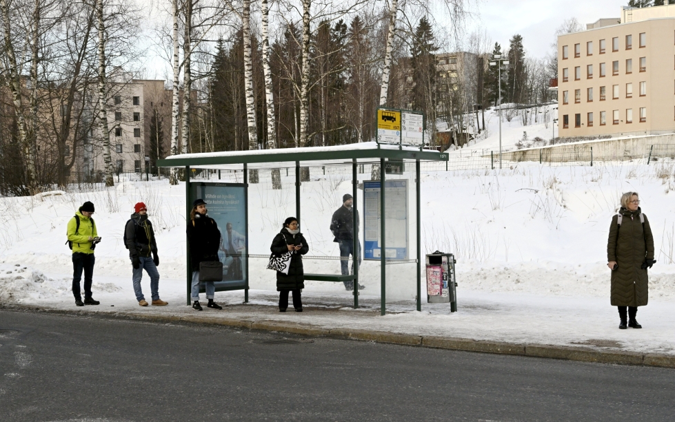 Ihmiset odottelivat bussin mahdollista tuloa Helsingin Viikissä. LEHTIKUVA / Markku Ulander
