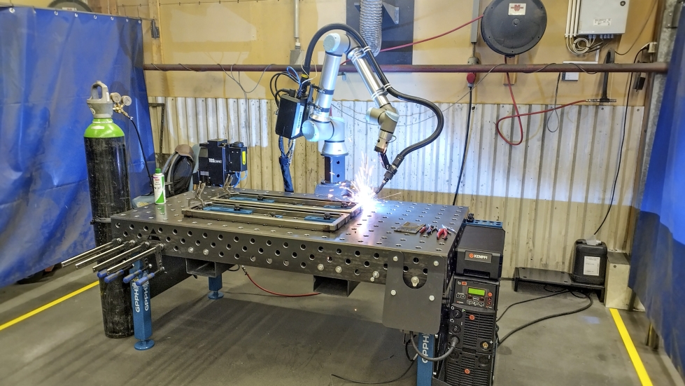 Tältä voi näyttää robotti työssään. Janavalo Oy:ssä otettiin viime syksynä käyttöön hitsaajacobottisolu. Cobottisolulla tarkoitetaan cobotin eli käsivarsirobotin ympärille rakennettua tuotantoyksikköä. 