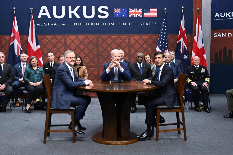 Yhdysvaltain presidentti Joe Biden (kuvassa keskellä) isännöi Australian pääministeri Anthony Albanesea (vasemmalla) ja Britannian pääministeri Rishi Sunakia (oikealla) Yhdysvaltain laivastotukikohdassa San Diegossa, kun sukellusvenekauppa julkistettiin. LEHTIKUVA/AFP