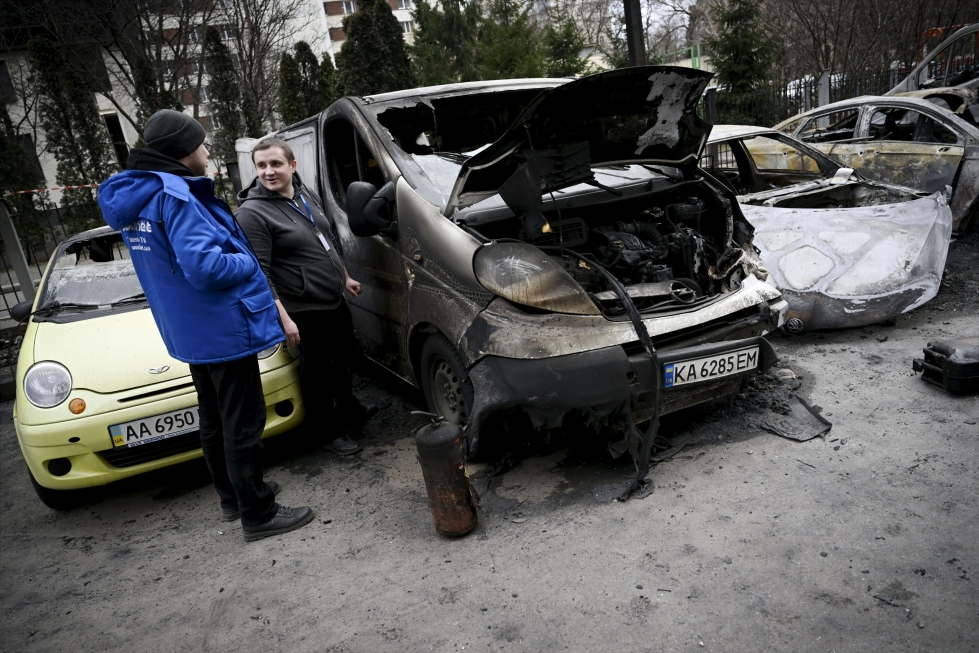 Torstain vastaisena yönä Venäjän ohjusiskussa tuhoutuneita autoja Kiovassa. LEHTIKUVA / ANTTI AIMO-KOIVISTO