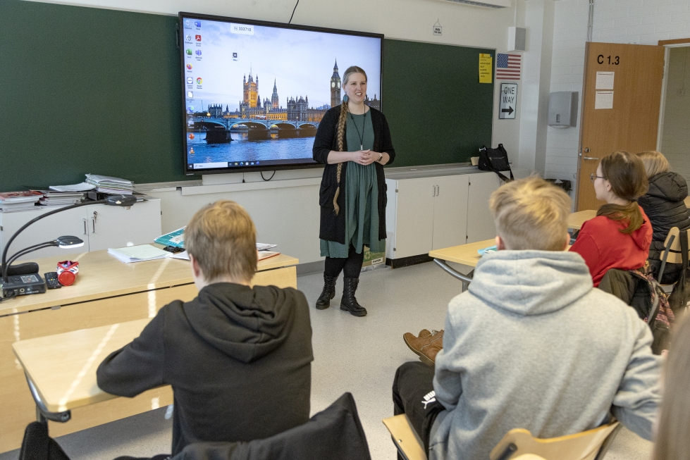 Kokemusasiantuntija Anni Ylkänen kertoi Alajärven yläkoulun oppilaille omia kokemuksiaan kiusattuna olemisesta ja siitä selviämisestä. 