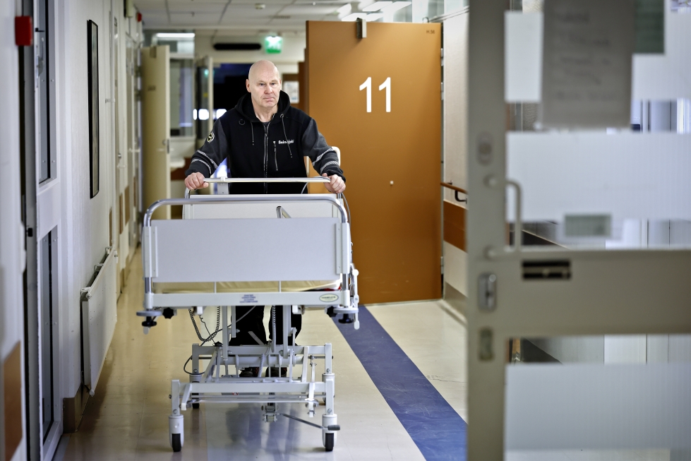 Sairaalasängyt ja muu lahjoitettava kalusto lähtee eteenpäin ensi viikolla. Juha-Pekka Silvonen kasaa lahjoitettavaa tavaraa aina ehtiessään ja on innostanut talkoisiin mukaan myös tiiminsä.
