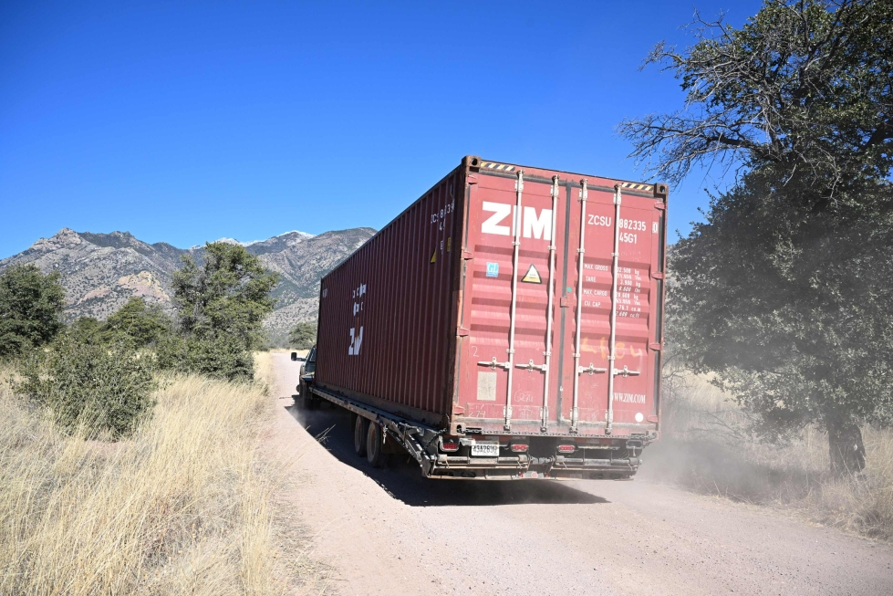 Kuljetus Yhdysvaltain ja Meksikon välisen rajan tuntumassa. Rekat ovat yksi vaarallisimmista tavoista, joilla ihmissalakuljettajat tuovat paperittomia siirtolaisia Meksikon läpi Yhdysvaltoihin. LEHTIKUVA/AFP