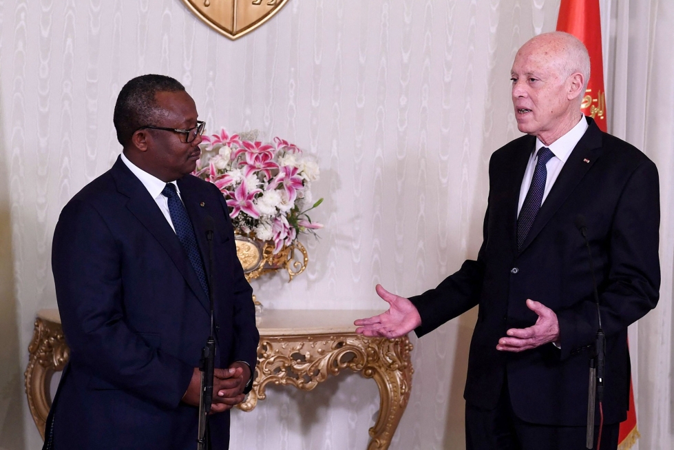Tunisian presidentti Kais Saied (oik.) tapasi keskiviikkona Guinea-Bissaun presidentin Umaro Sissoco Embalon. LEHTIKUVA/AFP/TUNISIAN PRESIDENCY PRESS SERVICE