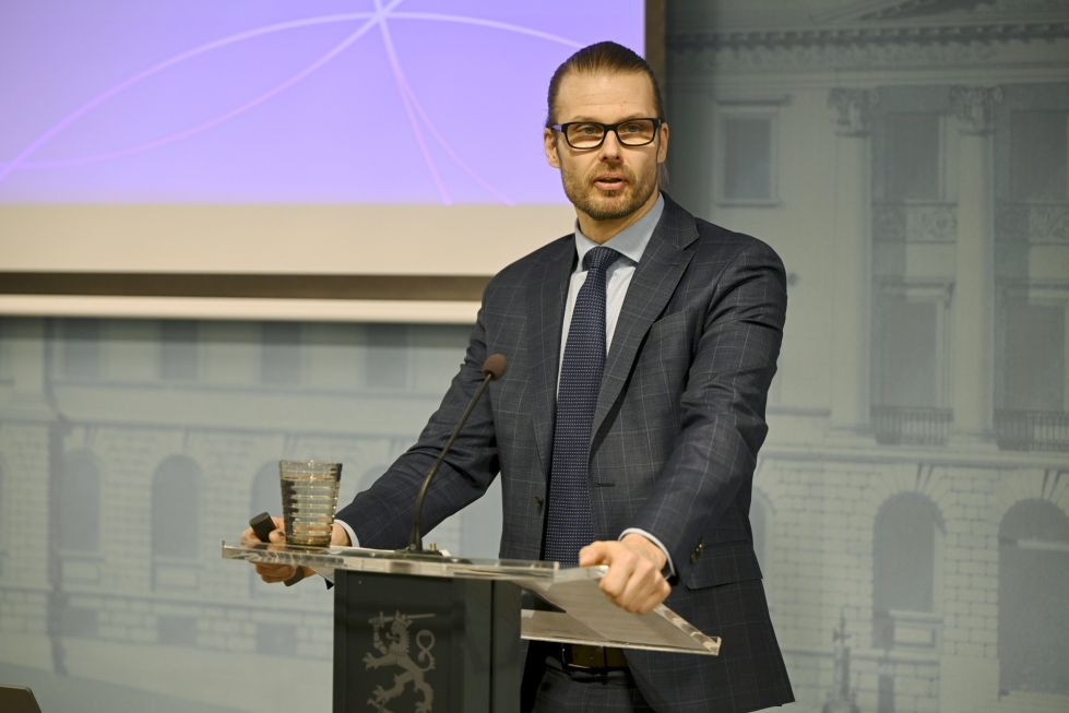 Valtiovarainministeriön budjettipäällikkö Mika Niemelä esitteli maanantaina kohteita, joista yhdeksän miljardin euron tasapainotus voisi koostua.