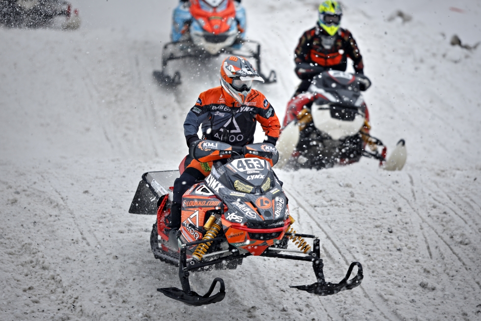 Mikko Osmo on voittanut snowcrossissa Suomen mestaruuksia, mutta lauantain kotikisa oli hänellekin uusi kokemus.