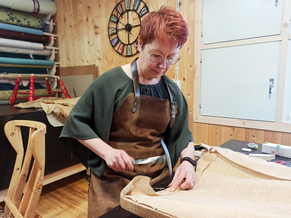 Verhoilija-artesaaniksi valmistuneen Marika Mäkelän haaveissa siintää seuraavaksi kisällikoulutus. Mökkinsä piharakennuksessa sijaitsevassa verhoomossa hän työskentelee niin teollisin kuin perinteisin menetelmin.