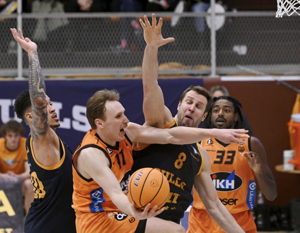Karhu Basketin Severi Kaukiainen ja Seagullsin Timo Heinonen ovat tottuneet rajuun pudotuspelivääntöön.