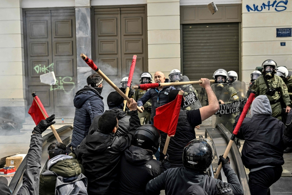 Mielenosoituksia järjestetään tänään ympäri Kreikkaa. Kuva sunnuntain mielenosoituksesta. LEHTIKUVA/AFP