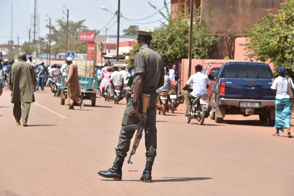 Burkina Fasossa on ollut pitkään levotonta. Kuvassa rynnäkkökiväärillä varustautunut poliisi Puahigouyan kaupungissa maan itäosassa. LEHTIKUVA/AFP