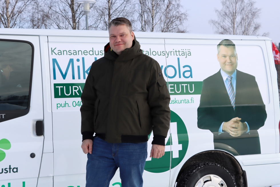 Eduskuntaan pyrkivä Mikko Savola (kesk.) poikkesi kampanja-autollaan Viiskunnan toimituksessa maanantaina.