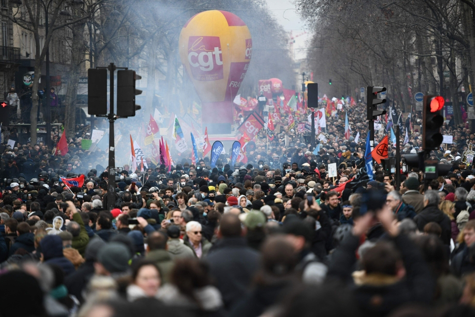 Pariisissa mielenosoituksiin osallistui Ranskan sisäministeriön mukaan lauantaina vajaat 50 000 ihmistä. LEHTIKUVA/AFP