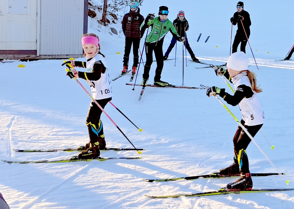 Linnea Kinnari ja Saga Blomback nappasivat voiton 8-vuotiaiden tyttöjen sarjassa.