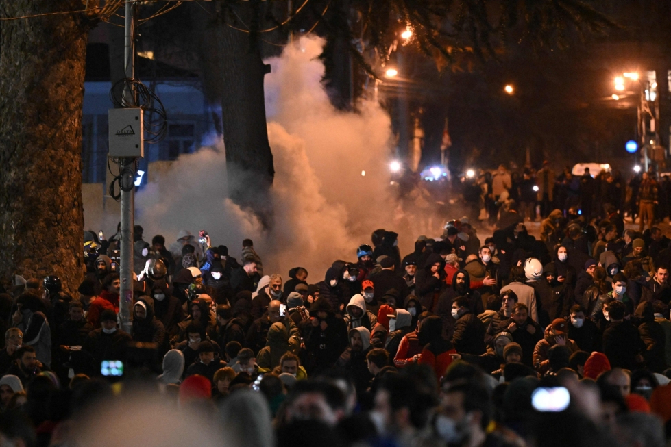 Georgian pääkaupunki Tbilisissä poliisi käytti kyynelkaasua ja vesitykkejä hajottaakseen tuhansien ihmisten mielenosoituksen tiistaina. LEHTIKUVA/AFP