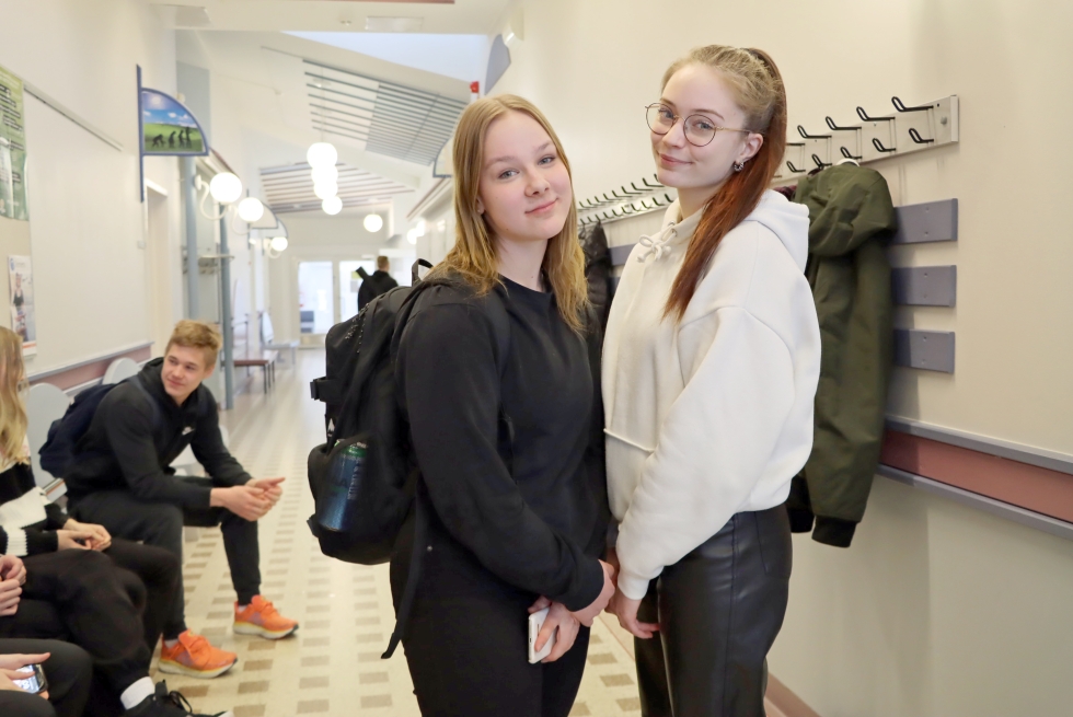 Lukion ykkösluokkalaiset Fanny Taira ja Jutta Ylikojola pitivät paneelikeskustelua kiinnostavana, vaikka ikä ei ihan vielä äänestämiseen riitäkään.