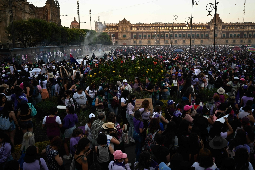 Keskiviikkona vietettiin kansainvälistä naistenpäivää, jonka merkiksi useissa kaupungeissa ympäri maailman marssittiin. Kuva Meksikon pääkaupungista Mexico Citystä. LEHTIKUVA/AFP