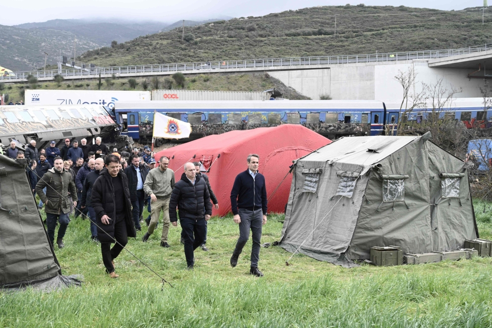 Kreikan pääministeri Kyriakos Mitsotakis vieraili onnettomuuspaikalla Larissassa keskiviikkona. LEHTIKUVA/AFP