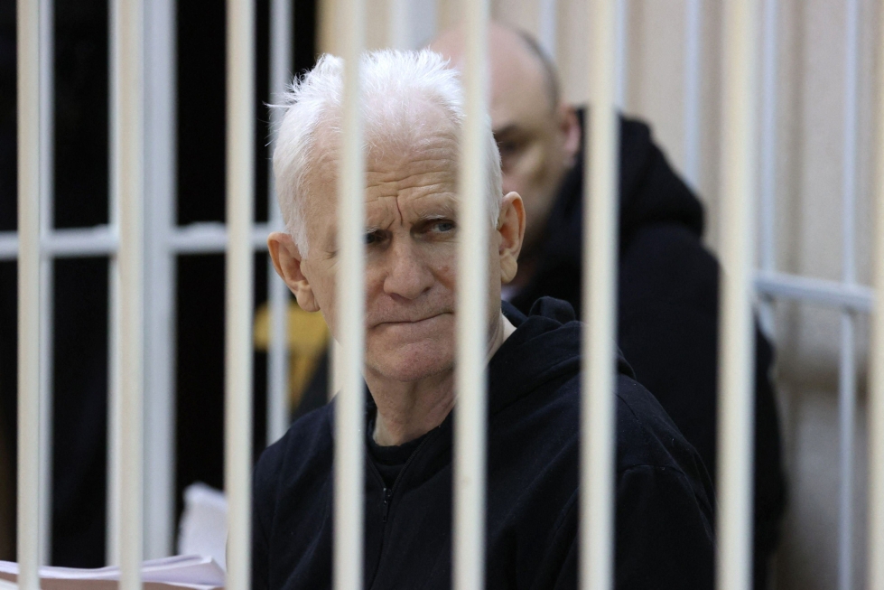Ales Bjaljatski on valkovenäläisen ihmisoikeusjärjestö Vjasnan perustaja. Kuva on oikeudenkäynnistä tammikuulta. LEHTIKUVA / AFP