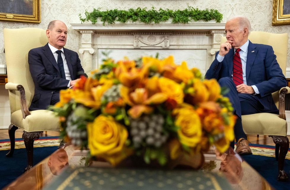 Yhdysvaltojen presidentti Joe Biden (oik.) isännöi Saksan liittokansleria OIaf Scholzia ensimmäisen kerran virka-asunnossaan sen jälkeen, kun Venäjä hyökkäsi Ukrainaan. LEHTIKUVA/AFP