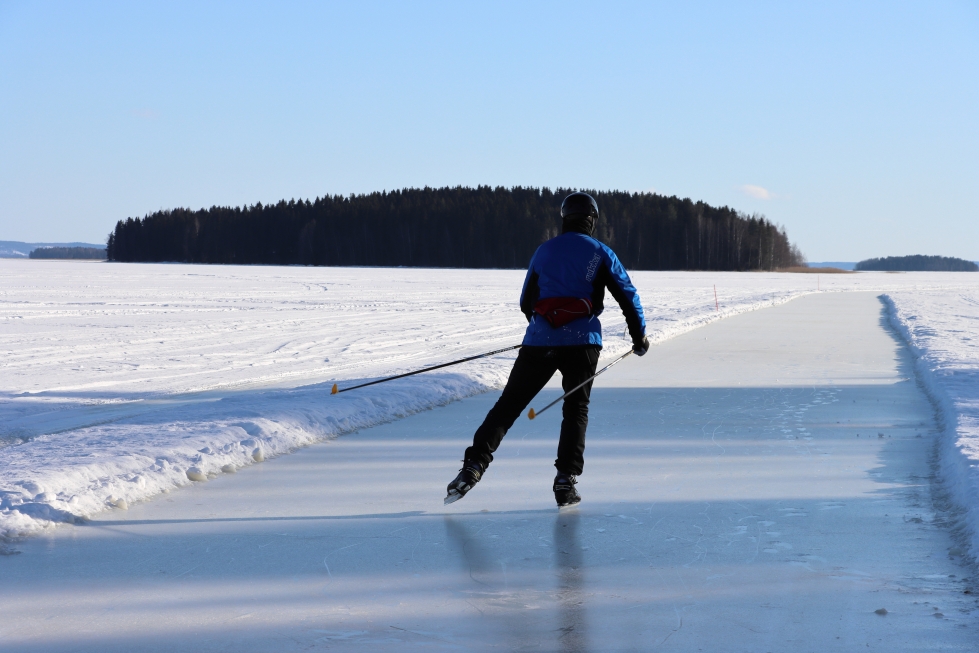 Jarkko Rannisto luistelee Lappajärven jäällä useamman kerran viikossa.