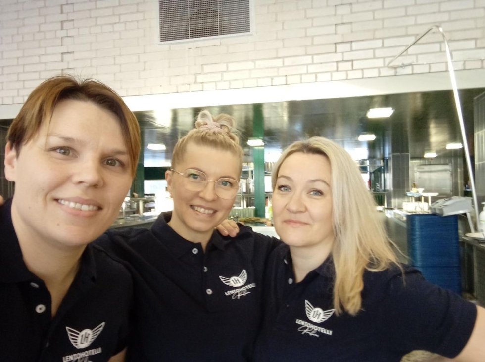 Marja Kivelä, Seija Hannuksela ja Minna Kari palvelevat entisessä Lentosotakoulun muonituskeskuksessa toimivassa ravintolassa.