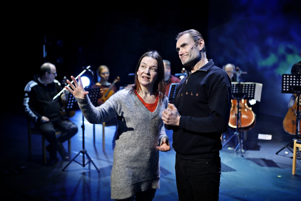 Aalloilla-konsertin Elissan roolin näytteli Mia Vuorela, Alvar Aaltona nähtiin Jukka Puronlahti. 