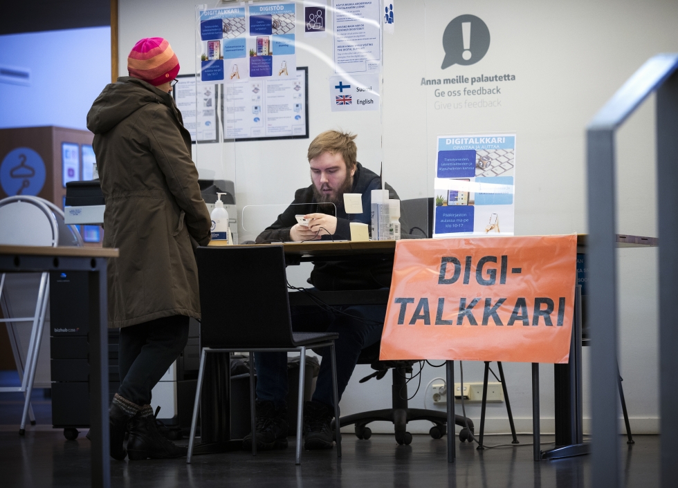 Digitalkkari Tommi Kallio-Kujalan "vastaanotto" sijaitsee näkyvällä paikalla kirjaston pääoven tuntumassa. Paikan päällä käyviä asiakkaita Kallio-Kujalalla on parhaimmillaan kolmisenkymmentä päivässä. Lisäksi digitalkkari päivystää sähköpostitse ja puhelimessa. 