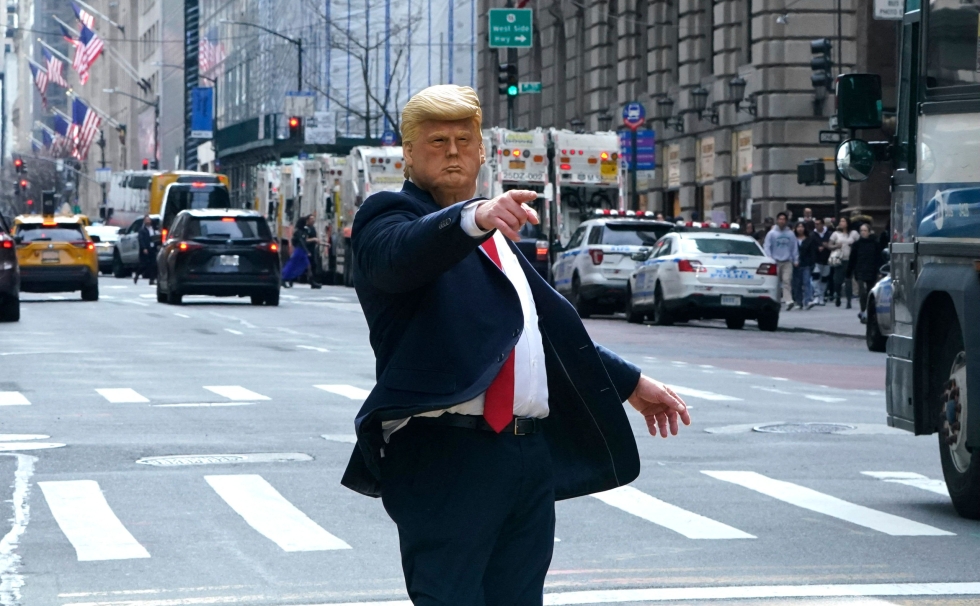Imitaattori esiintyi Trump-asussa New Yorkissa keskiviikkona. Trump oli kertonut lauantaina sosiaalisessa mediassa, että hänet aiotaan pidättää tiistaina. LEHTIKUVA / AFP