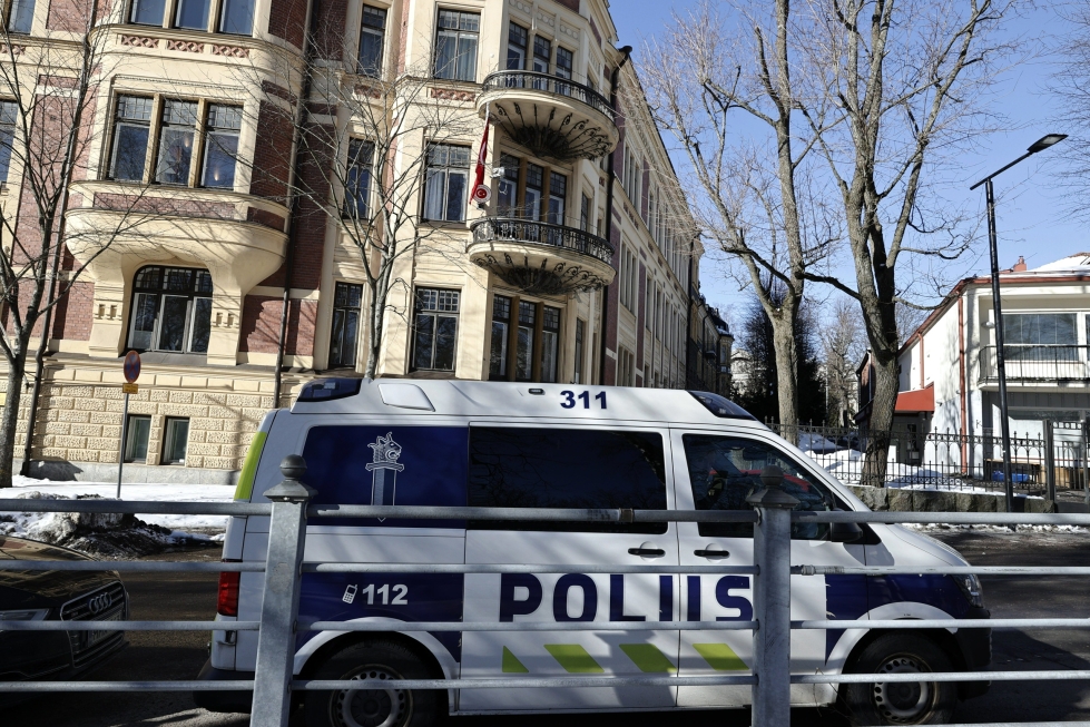 Poliisiauto Turkin suurlähetystön edustalla Helsingissä. LEHTIKUVA / Antti Hämäläinen