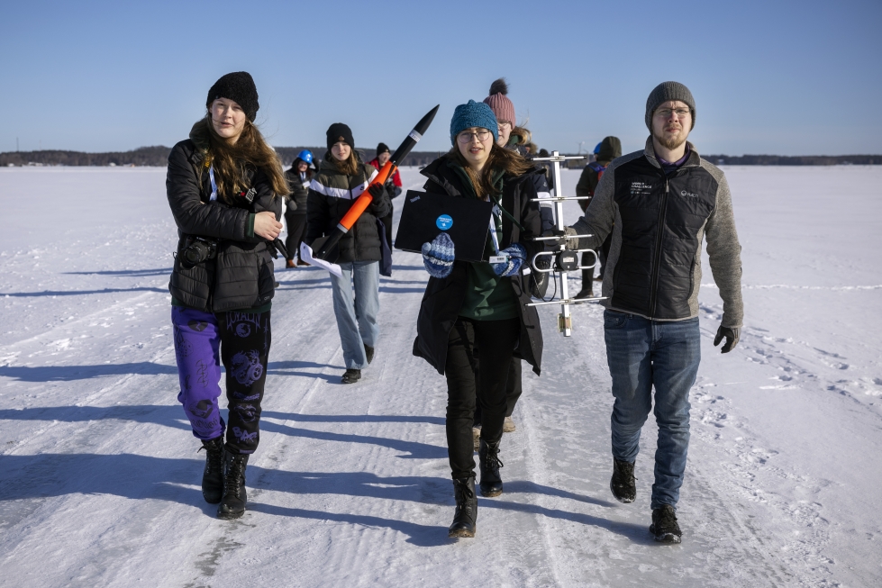 Lärkän kilparyhmän Anna Koski ja Tove Tiedemann johdattavat joukkoaan kohti ratkaisevaa satelliitin laukaisua Söderfjärdenillä. Vieressä mittalaitetta pitelevä kilpailua tuomaroiva Samuli Nyman. 