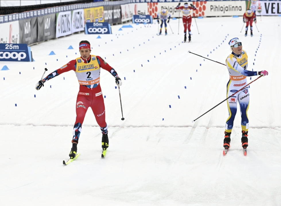 Naisten sprinttifinaalin voittanut Norjan Kristine Stavås Skistad (vas.) ja toiseksi tullut Ruotsin Jonna Sundling kilpailun maaliviivalla. LEHTIKUVA / Heikki Saukkomaa