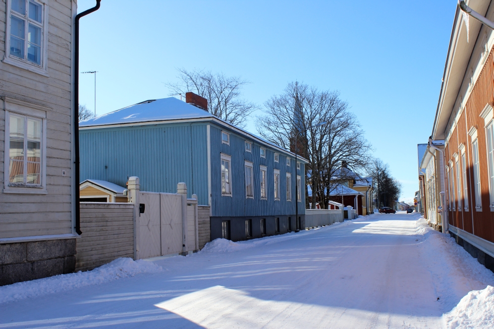 Läntisellä Pitkäkadulla oleva sininen rakennus on suojeltu. Sen jatkeeksi suunnitellaan kadun varrelle uutta rakennusta.